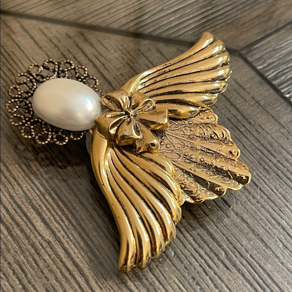 Vintage Gold-tone Angel Wing Brooch with Pearl Accent - Picture 3 of 16